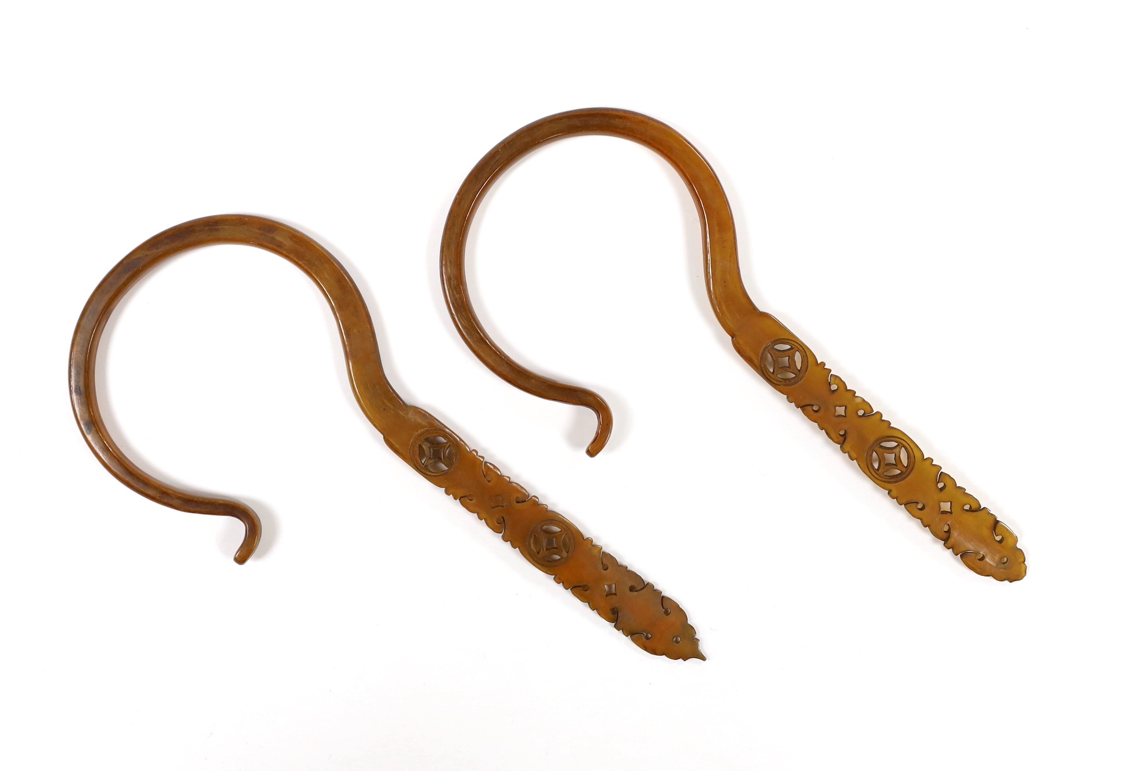 A pair of unusual late 19th/early 20th century Chinese Straits / Peranakan horn mosquito net hooks, 24cm long